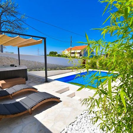 Villa Village Idylle With Heated Pool, Sauna, Jacuzzy And Private Parking Sukosan Exterior photo