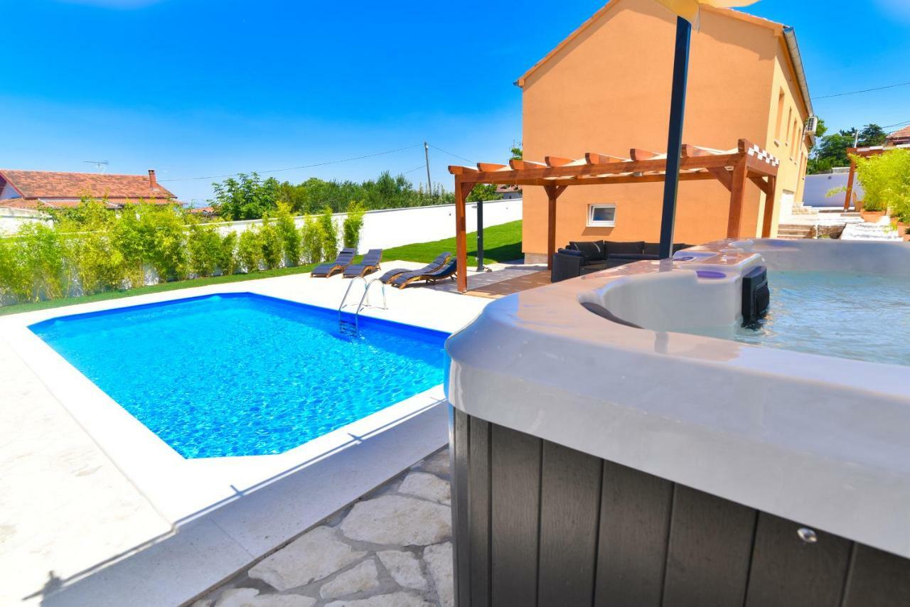 Villa Village Idylle With Heated Pool, Sauna, Jacuzzy And Private Parking Sukosan Exterior photo