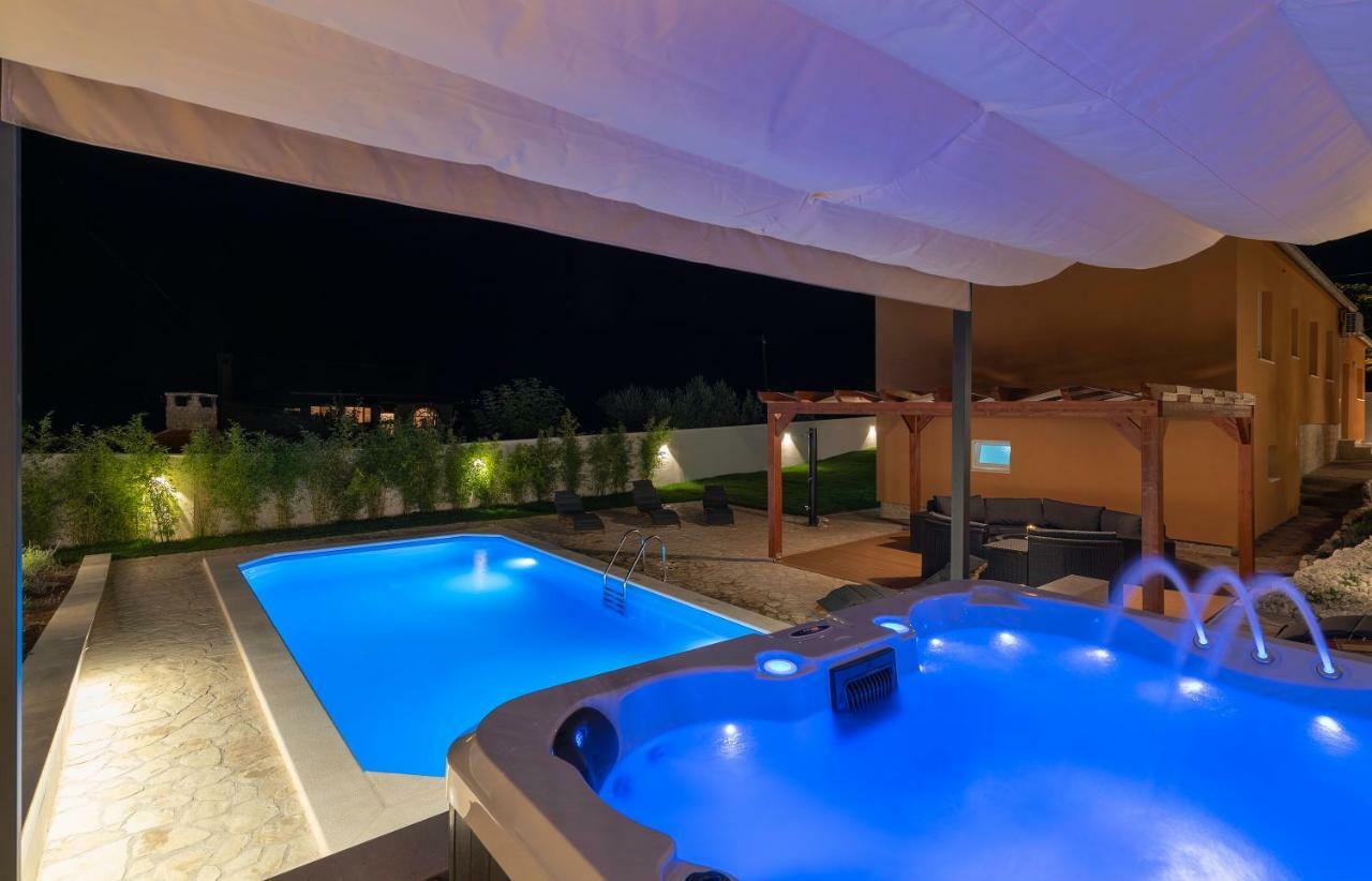 Villa Village Idylle With Heated Pool, Sauna, Jacuzzy And Private Parking Sukosan Exterior photo